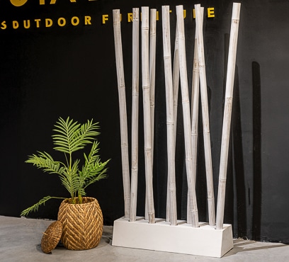 מחיצת במבוק לבנה כולל מעמד