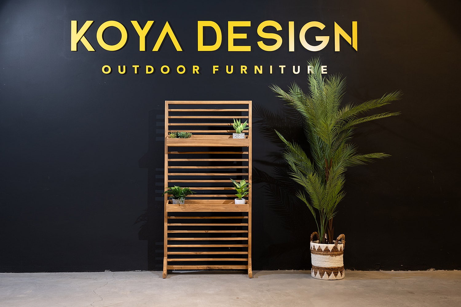 מעמד לצמחיה מעץ טיק