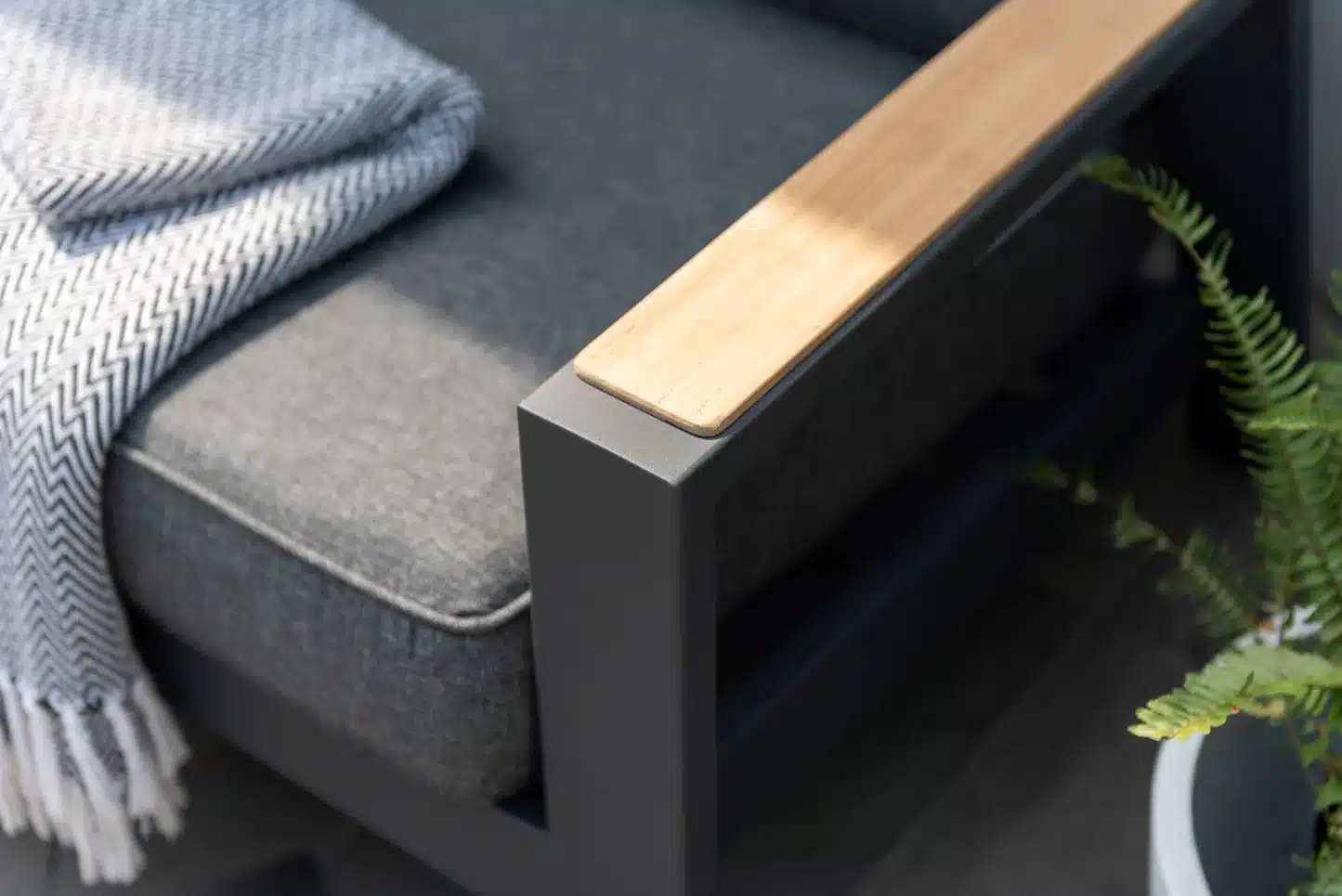 Palau3-seatersofa_ottoman_wcsh8824_ALUDGRY_TEAFSC_RCY_PN68454C_PN68479D_SEM103307FSC_8_263fe0b5-b6fd-4b47-9941-d3abd29b81b5