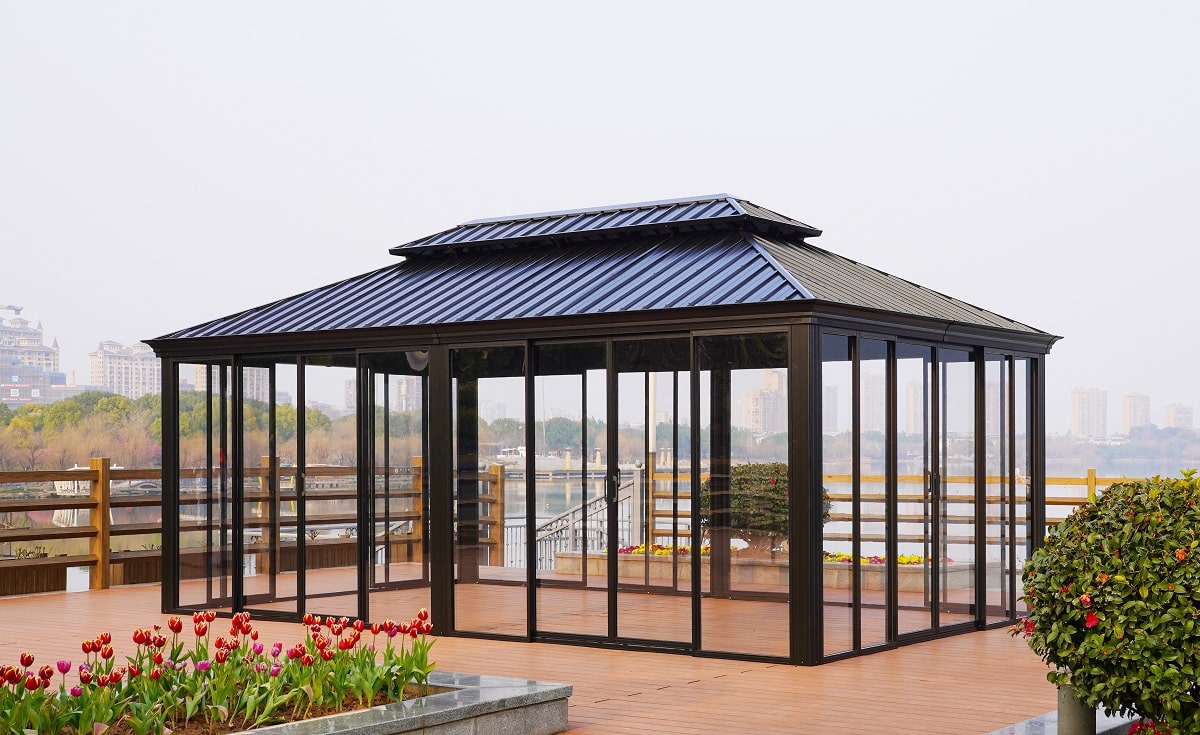 גזיבו אלו’ דגם קנזס דלוקס 3.65X6 מטר כולל סגירות