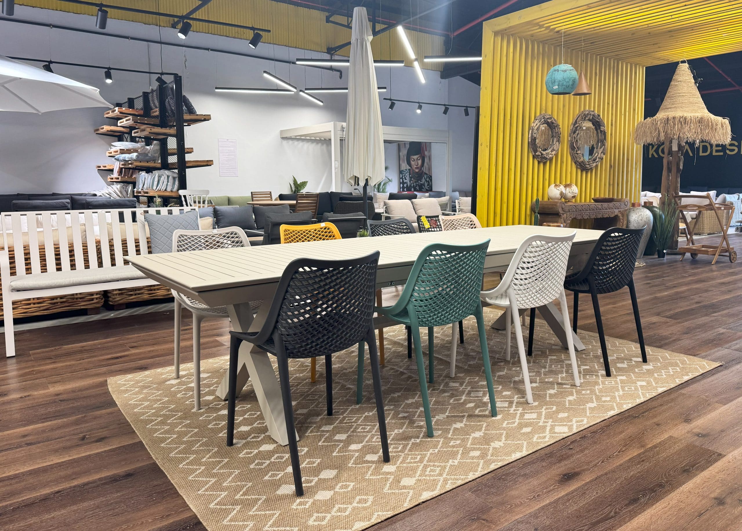 שולחן דלהי 4 מטר + 8 כיסאות פרייד