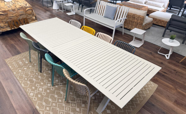 שולחן דלהי 4 מטר + 8 כיסאות דיווה