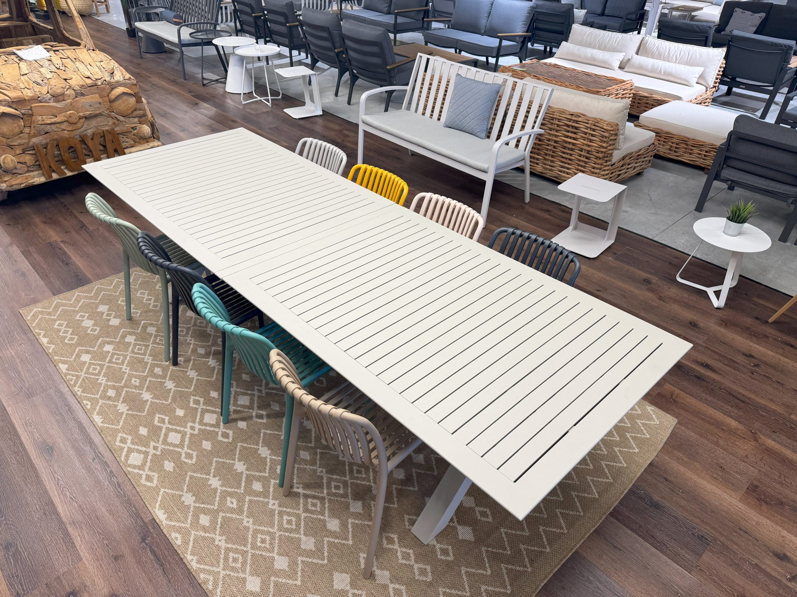 שולחן דלהי 4 מטר + 8 כיסאות דיווה