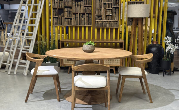 שולחן דגם מנדולין בשילוב כיסאות ווינה