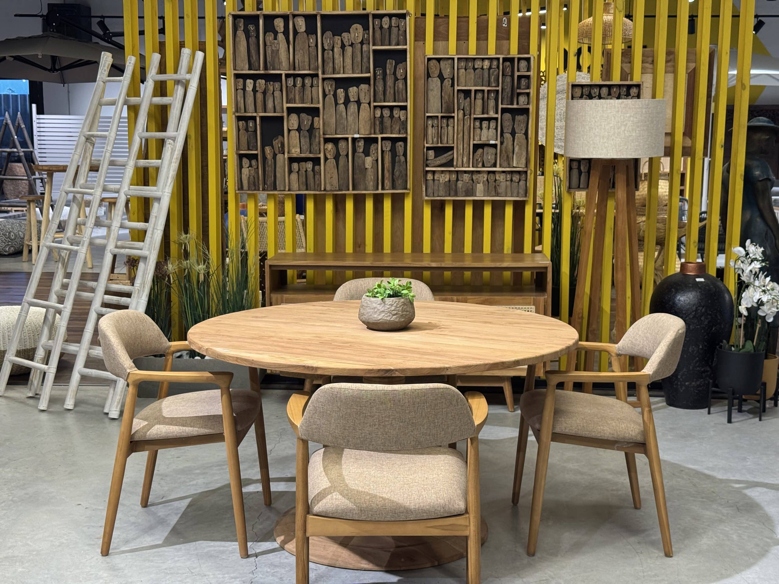 שולחן דגם מנדולין בשילוב כיסאות קנדי